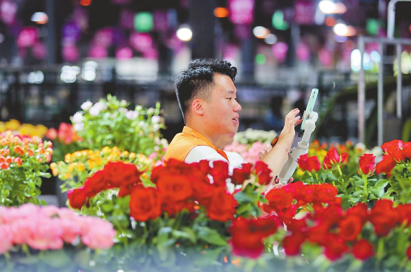 呈贡区税务局：以税惠农 助力花卉产业火热芳香