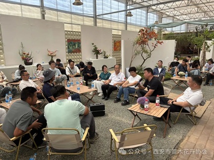观摩花展拓思路，学习交流促产业
